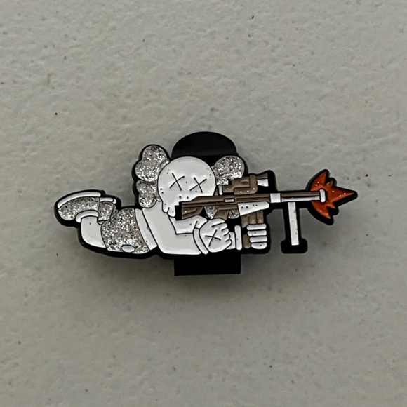 Unbranded Other - Kaws AK47 Gun Enamel Hat Clip Bag Glitter New Hype Hats